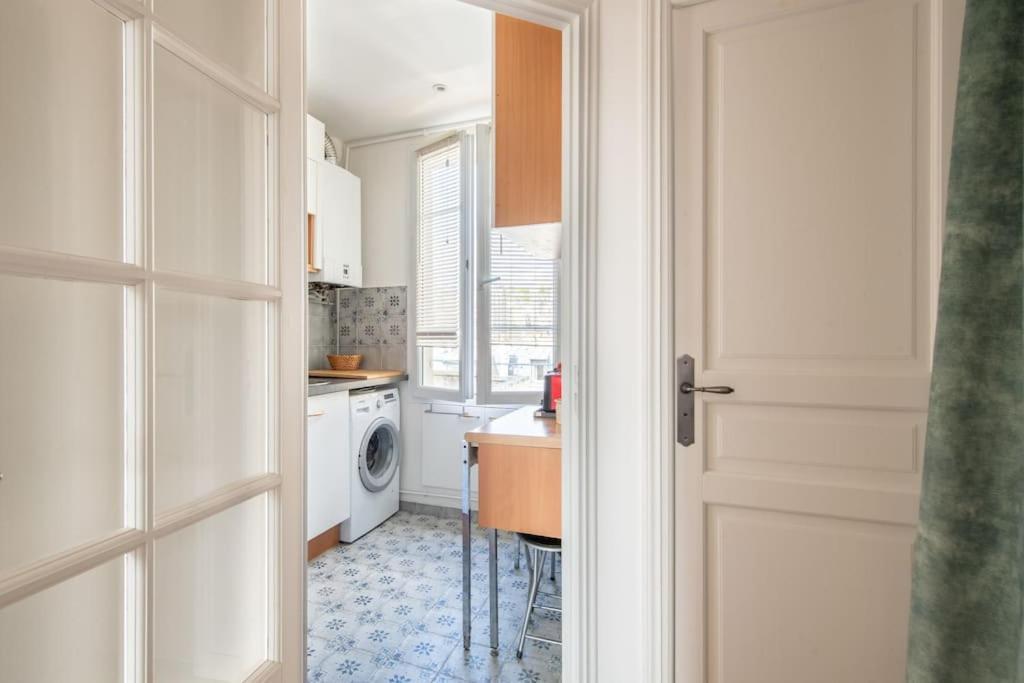 Fantin Latour - Beautiful And Bright Near Eiffel Tower Apartment